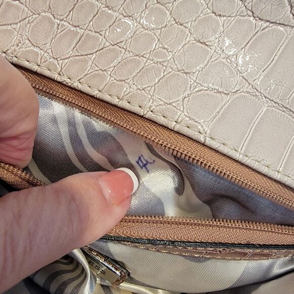 Guess Satchel purse gray animal print bow heart patent leather - Picture 10 of 13